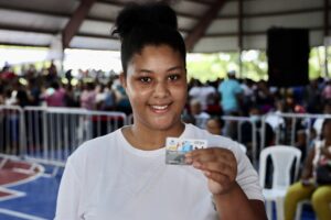 Beneficiar de SuperateRD muestra orgullosa tarjeta en la que recibe beneficios política social