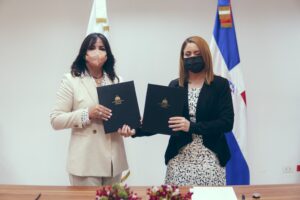 Gloria firma Acuerdo