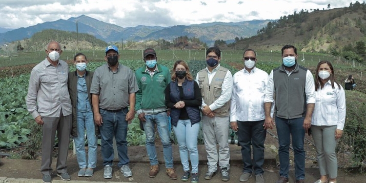 Miembros equipo técnico Supérate y personal de la Cooperativa Villa Poppy.