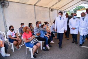 Fotografia del ministro de salud supervisando centros de vacunación Covid19