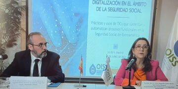 En la foto, momento de la instalación, Carlos Escudero, gerente de la Gerencia Informática de la Seguridad Social del Ministerio de Inclusión, Seguridad Social y Migraciones de España, y Gina Magnolia Riaño Barón, secretaria general de la OISS