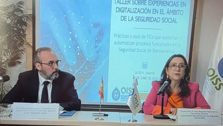 En la foto, momento de la instalación, Carlos Escudero, gerente de la Gerencia Informática de la Seguridad Social del Ministerio de Inclusión, Seguridad Social y Migraciones de España, y Gina Magnolia Riaño Barón, secretaria general de la OISS