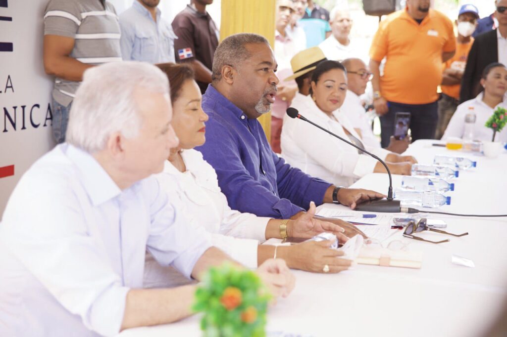 Fotografía con Senador, Gobernadora y Tony Peña