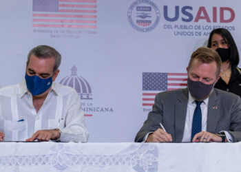 Presidente firma acuerdo con USAID