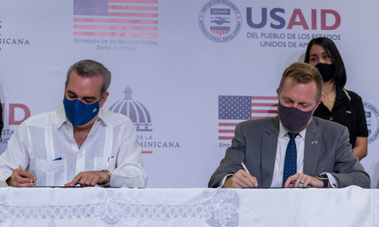 Presidente firma acuerdo con USAID
