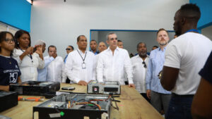 Presidente Abinader y parte de beneficiarios programa 14-24