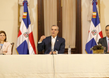 Presidente Luis Abinader mientras comunica la medida. Le acompañan la vicepresidente Raquel Peña y el director ejecutivo de SENASA.