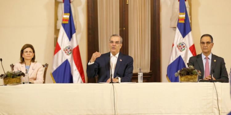 Presidente Luis Abinader mientras comunica la medida. Le acompañan la vicepresidente Raquel Peña y el director ejecutivo de SENASA.