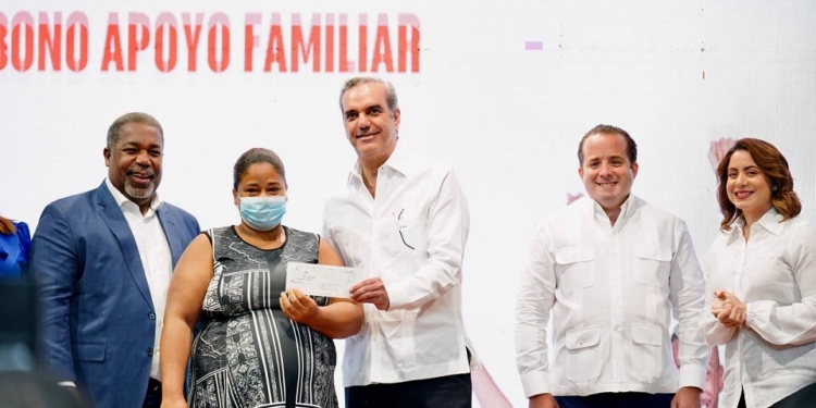 Presidente entrega cheque a beneficiaria bono familiar