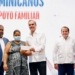 Presidente entrega cheque a beneficiaria bono familiar