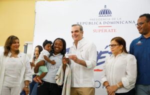 Presidente entrega tarjeta a madre soltera