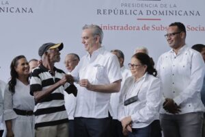 Presidente entrega tarjeta a beneficiario