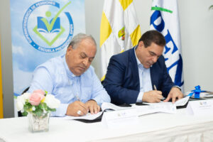 Superintendente y SIPEN y Rector UCSD mientras firman acuerdo.