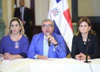 El Dr. Senen Caba, Presidente del Colegio Médico Dominicana, mientras hace anuncio de los acuerdos. Le acompaña la Vicepresidenta de la República, Da. Raquel Peña