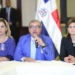 El Dr. Senen Caba, Presidente del Colegio Médico Dominicana, mientras hace anuncio de los acuerdos. Le acompaña la Vicepresidenta de la República, Da. Raquel Peña