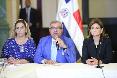 El Dr. Senen Caba, Presidente del Colegio Médico Dominicana, mientras hace anuncio de los acuerdos. Le acompaña la Vicepresidenta de la República, Da. Raquel Peña