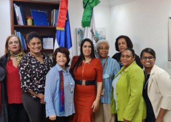 Directora de la DIDA con parte del equipo de política de género en la institución