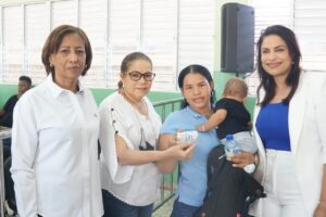 Personal de Supérate entrega tarjeta a beneficiaria