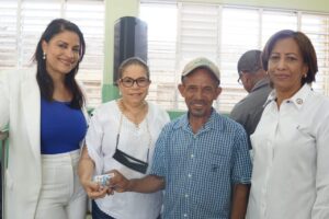 Personal de Superate entregando a beneficiarios