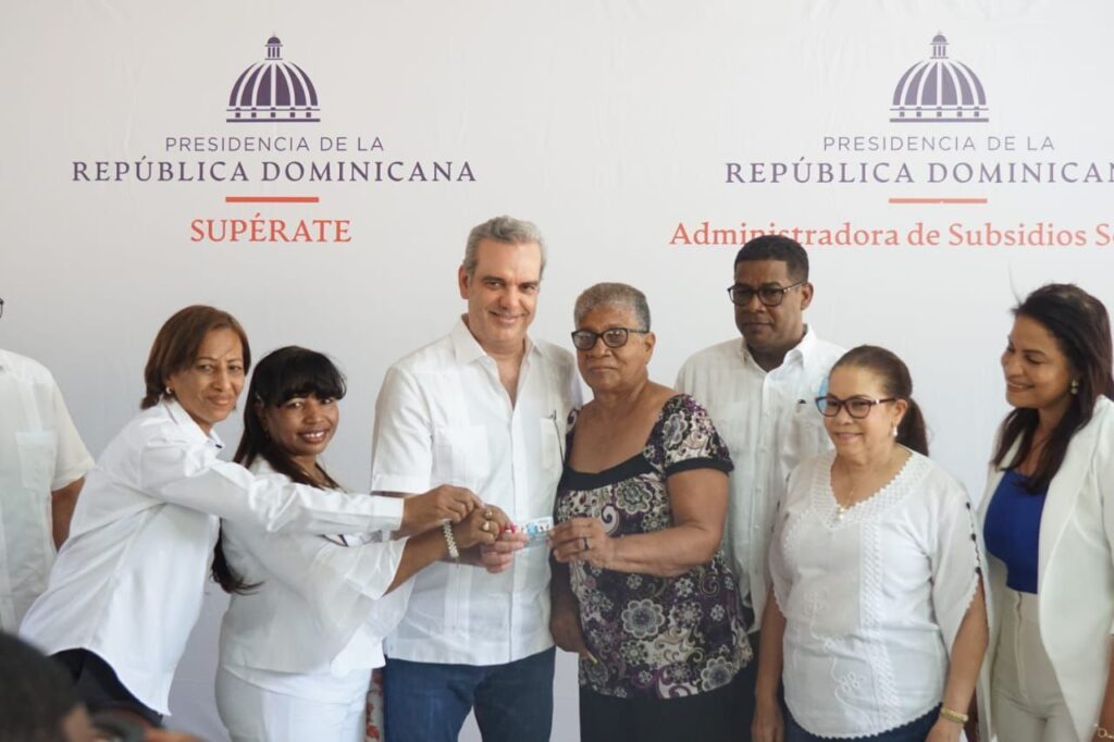 Presidente con beneficiarios Superate