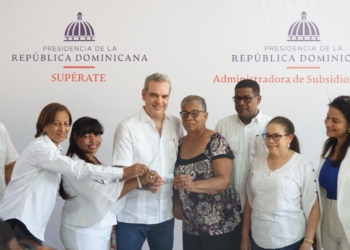 Presidente con beneficiarios Superate