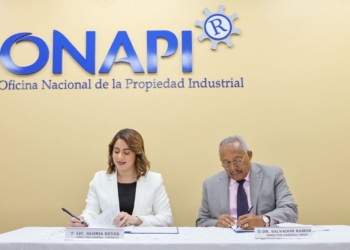 Directores ONAPI y Supérate mientras firman el acuerdo.