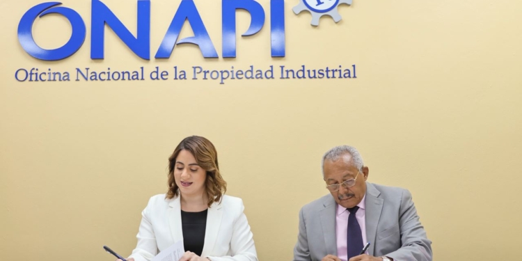 Directores ONAPI y Supérate mientras firman el acuerdo.