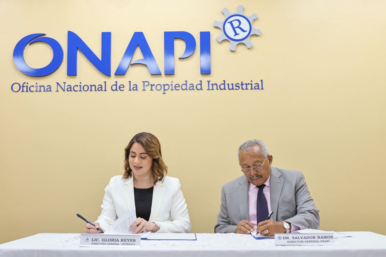 Directores ONAPI y Supérate mientras firman el acuerdo.