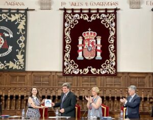 Imagen donde la secretaria general de la OISS entrega reconocimiento