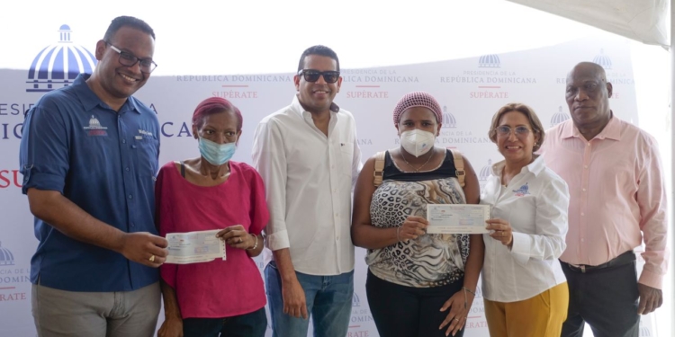 Los operativos de entrega del Bono se están realizando en varias escuelas y clubes durante la semana.