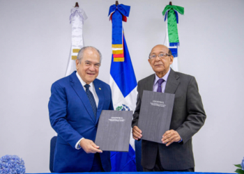 Doctor Jesús Feris Iglesia y Fausto López Solías, Superintendente de Salud y Riesgos Laborales y Director Ejecutivo del Instituto Dominicano de Prevención y Promoción de Riesgos Laborales, respectibamente, tras firmar acuerdo.