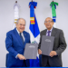 Doctor Jesús Feris Iglesia y Fausto López Solías, Superintendente de Salud y Riesgos Laborales y Director Ejecutivo del Instituto Dominicano de Prevención y Promoción de Riesgos Laborales, respectibamente, tras firmar acuerdo.