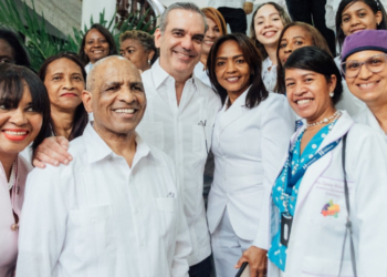 Imagen del presidente Abinader posa para fotografía con parte del personal del hospital Padre Billini