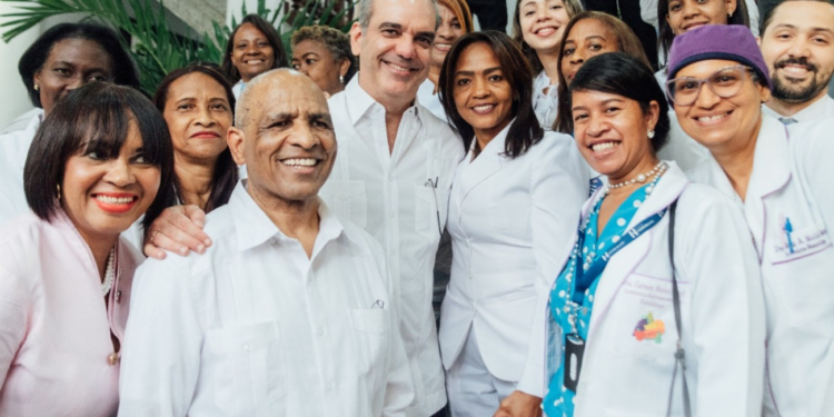 Imagen del presidente Abinader posa para fotografía con parte del personal del hospital Padre Billini