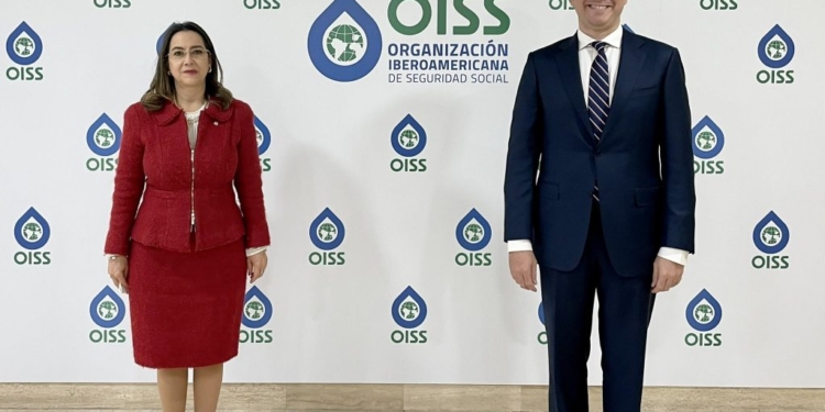 Fotografía del Ministro de Trabajo y la secretaria general de la OISS