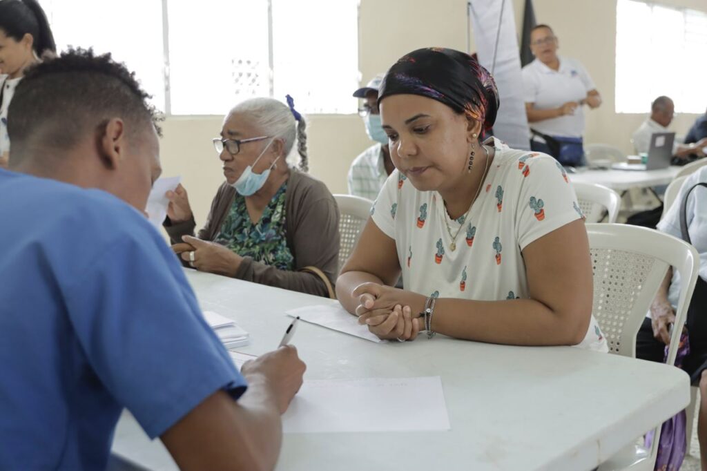 Fotografía ciudadanos y personal de Supérate