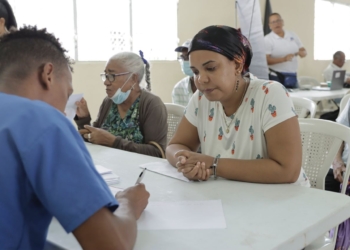 Fotografía ciudadanos y personal de Supérate