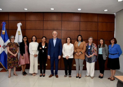 Fotografía del Ministro de Trabajo con Autoridades de la ONU y UNICEF