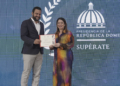 Foto de la Directora de Supérate, Gloria reyes, recibiendo reconocimiento