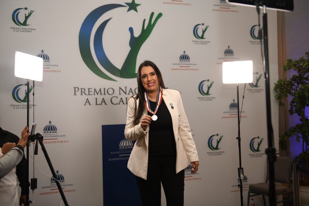 Carolina Serrta posa feliz mientras exhibe su medalla