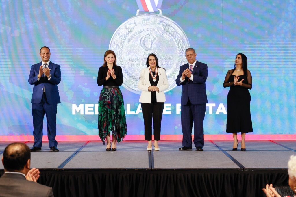 Foto oficial entrega de la medalla