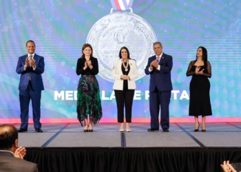 Foto oficial entrega de la medalla