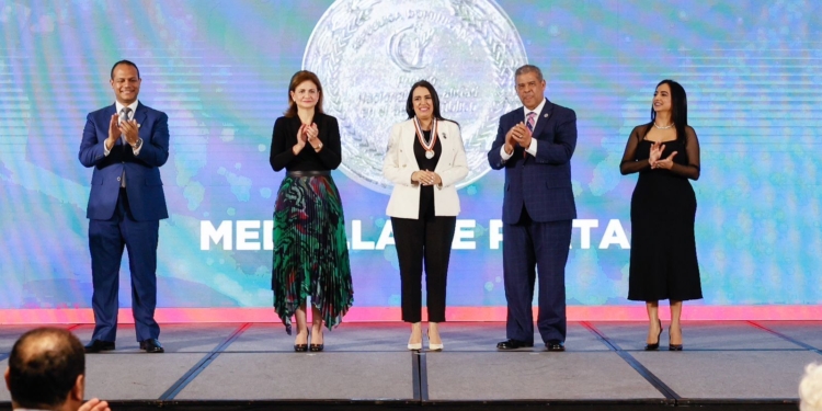 Foto oficial entrega de la medalla