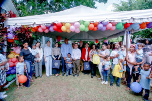 Fotografía adultos y niños en apertura de INAIPI