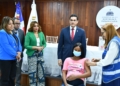 Foto de autoridades de Salud Pública poniendo la inyección de cólera