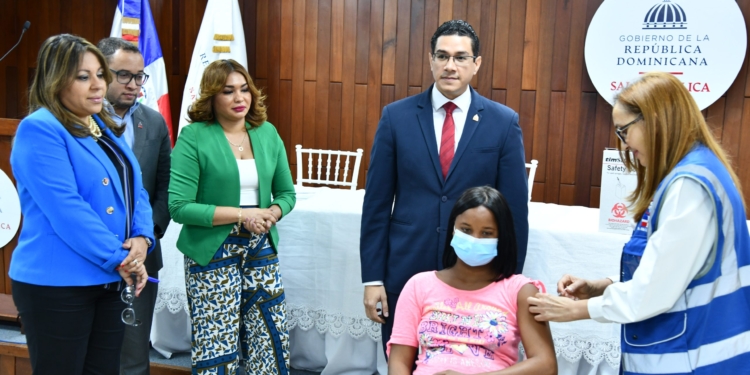 Foto de autoridades de Salud Pública poniendo la inyección de cólera