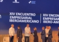 Foto del presidente Luis Abinader y el Rey de España Felipe VI entregando el premio.