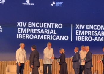 Foto del presidente Luis Abinader y el Rey de España Felipe VI entregando el premio.