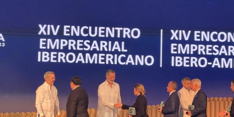 Foto del presidente Luis Abinader y el Rey de España Felipe VI entregando el premio.