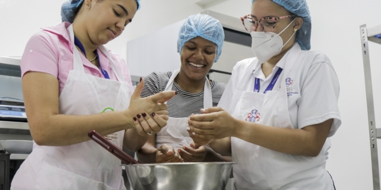 Fotos de mujeres en el CSGS de Superate.